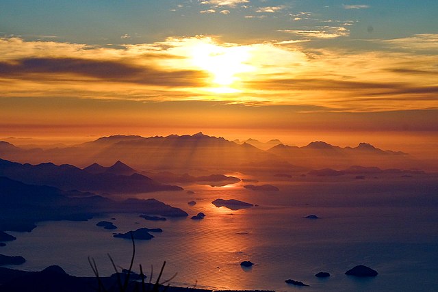 Vista do nascer do sol no alto da montanha com vista para a baía de ilha grande